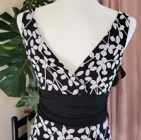 White House Black Market Black White Botanical Print Tulip Hem Dress Size XS - Picture 4 of 10